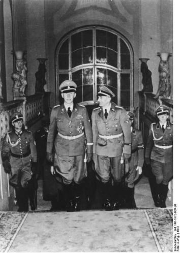 Reinhard  Heydrich im Prager Schloß